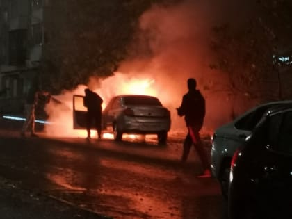 В Саратова сгорела иномарка в ночь на понедельник