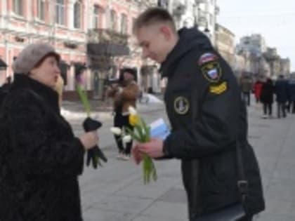 Полицейские поздравили жительниц Саратова с Международным женским днем