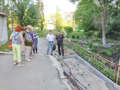 Алексей Сидоров помог жителям многоквартирного дома провести работы по благоустройству