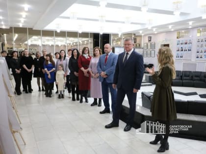В региональном парламенте открылась фотовыставка «Жены Героев»