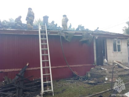 Бабушка с внуком успели выбежать из горящего дома