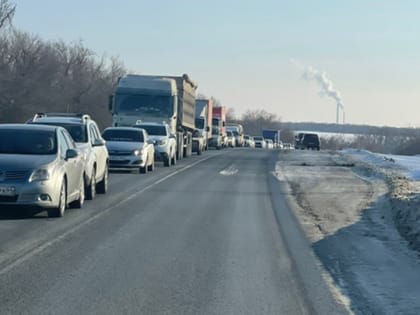 Столкновение большегрузов образовало на саратовской трассе пробку в 4 км