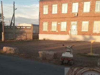 Водитель врезался в бетонные блоки и погиб