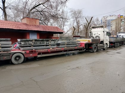 Трамвайный долгострой в Саратове. Рабочих стало меньше, появилась будка для пассажиров