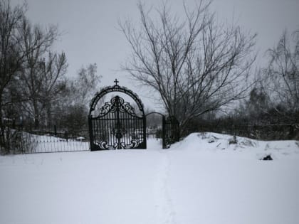 В Калининске после снегопада жители не могут добраться до кладбища