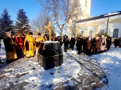 В Аркадаке у поклонного креста почтили память всех пострадавших за веру