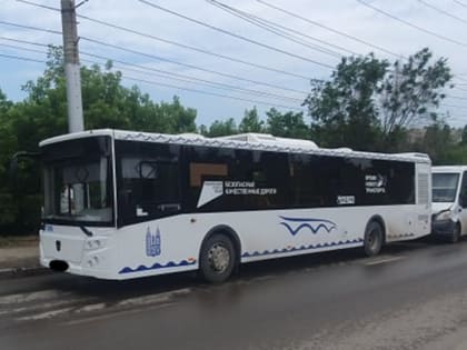 В Саратове маршрутка догнала автобус. Пострадала пассажирка