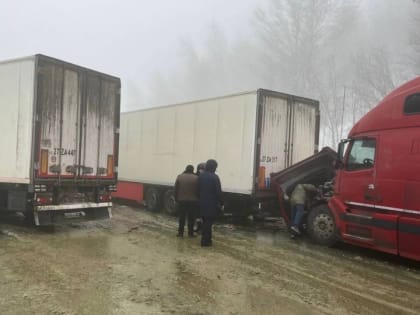 На трассе под Хвалынском столкнулись шесть фур, 