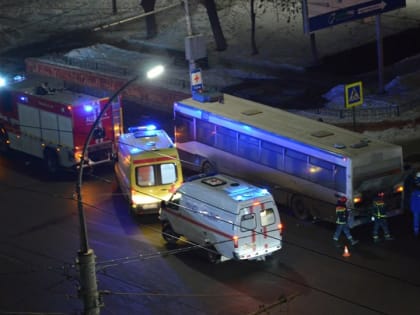 В Саратове 90-й автобус въехал в столб. Есть пострадавшие