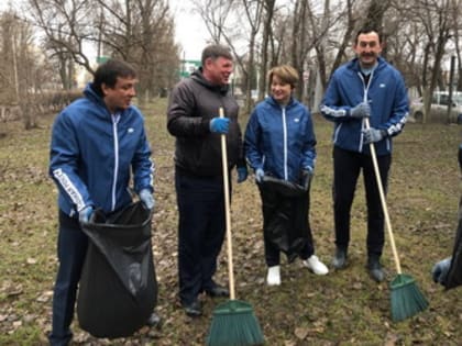 Депутаты Елена Злобнова, Сергей Агапов, Александр Романов, Илья Синицын и Марс Хаметов приняли участие в субботнике на территории Заводского района