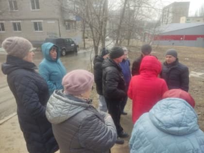 Алексей Сидоров обсудил с жителями вопросы обустройства пешеходных дорожек и капитального ремонта отмостки
