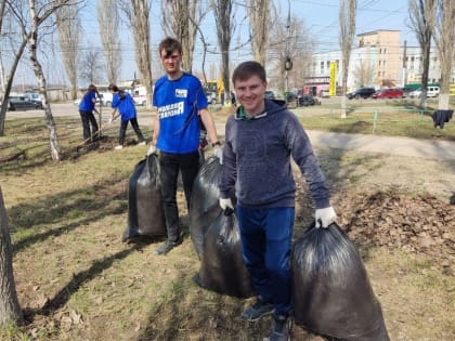 Молодогвардейцы и депутаты принимают участие в субботниках