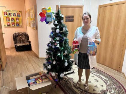 Александр Бондаренко передал новогодние подарки в детский сад