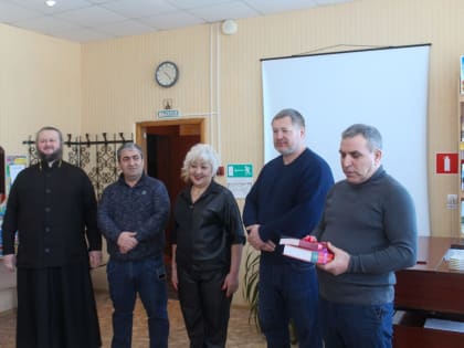 В рамках акции священник подарил книги Краснокутской детской библиотеке