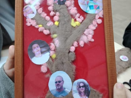 В канун Дня многодетной семьи, в Центральной библиотеке прошел мастер-класс «Семейное древо»