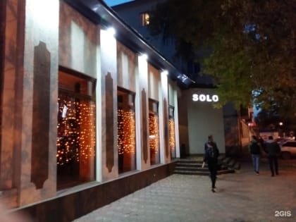 Два парня устроили драку около караоке-бара в центре Саратова