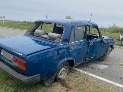 В перевернувшейся на трассе 