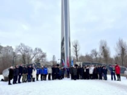 У стелы «Саратов — город трудовой доблести» состоялся памятный митинг