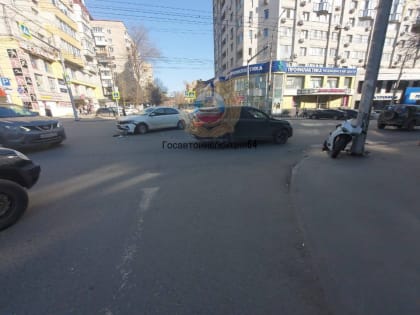 В центре Саратова мотоцикл и легковушка не поделили перекресток