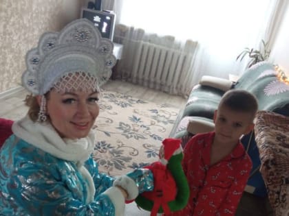 В рамках Всероссийской акции «Полицейский Дед Мороз» организовали благотворительную акцию «Новогодняя сказка в каждый дом» в помощь семьям, оказавшимся в трудной жизненной ситуации