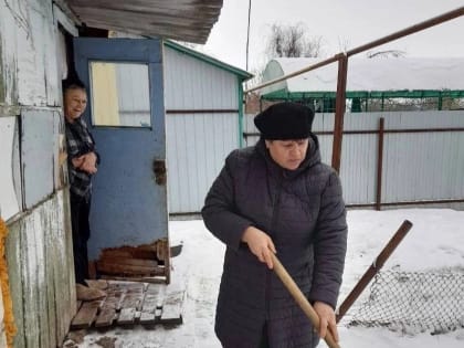 В зимний период социальные работники Комплексного центра социального обслуживания населения Марксовского района помогают пенсионерам очищать снег на придомовых территориях