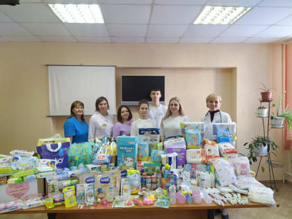 Школьники собрали набор принадлежностей для маленьких пациентов горбольницы