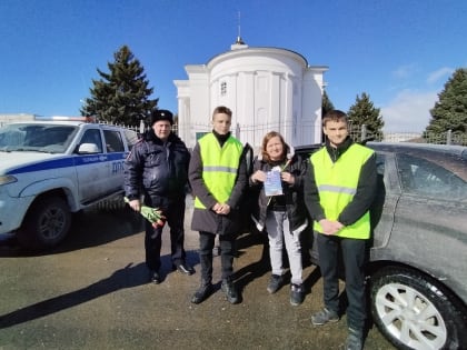 В преддверии Международного женского дня 8 Марта в Марксе прошла ежегодная акция «Цветы для автоледи»