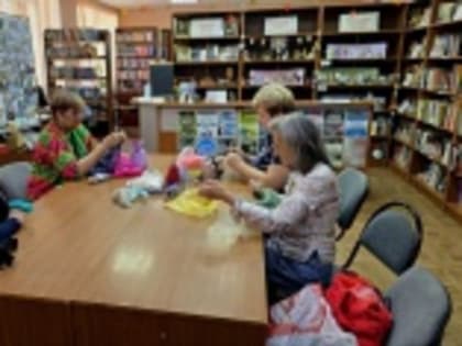 В центре города стартовал благотворительный клуб вязания