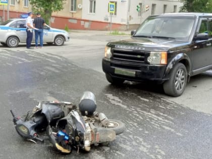 В Саратове Land Rover отправил в больницу водителя скутера