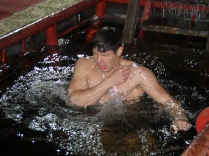 Саратовские мужчины заходили в Волгу, женщины наблюдали