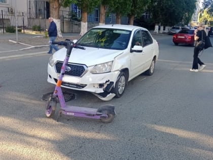 В Саратове девочка на самокате попала под колеса 