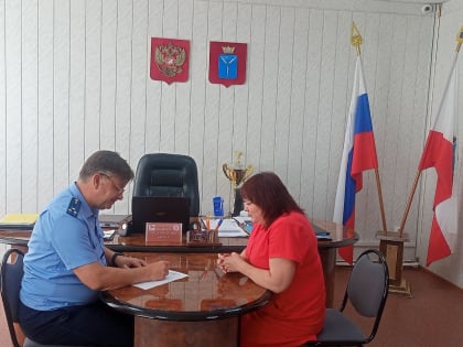 Саратовский межрайонный природоохранный прокурор Виктор Ростов провел личный прием граждан в Советском районе