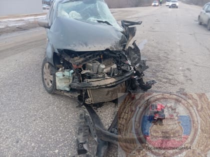 На саратовской трассе иномарка не разъехалась с фурой. Два человека в больнице