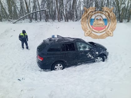 Три человека пострадали в опрокинувшейся в кювет иномарке