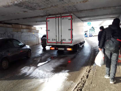 Грузовик застрял под мостом в Саратове