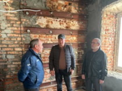 Депутаты Виктор Марков и Вячеслав Доронин проверили ход ремонта бани № 4