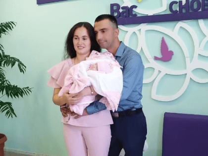 Из перинатального центра Саратова выписали родившуюся весом в 890 граммов девочку