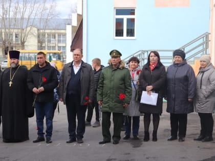 Священник принял участие в открытии мемориальной доски
