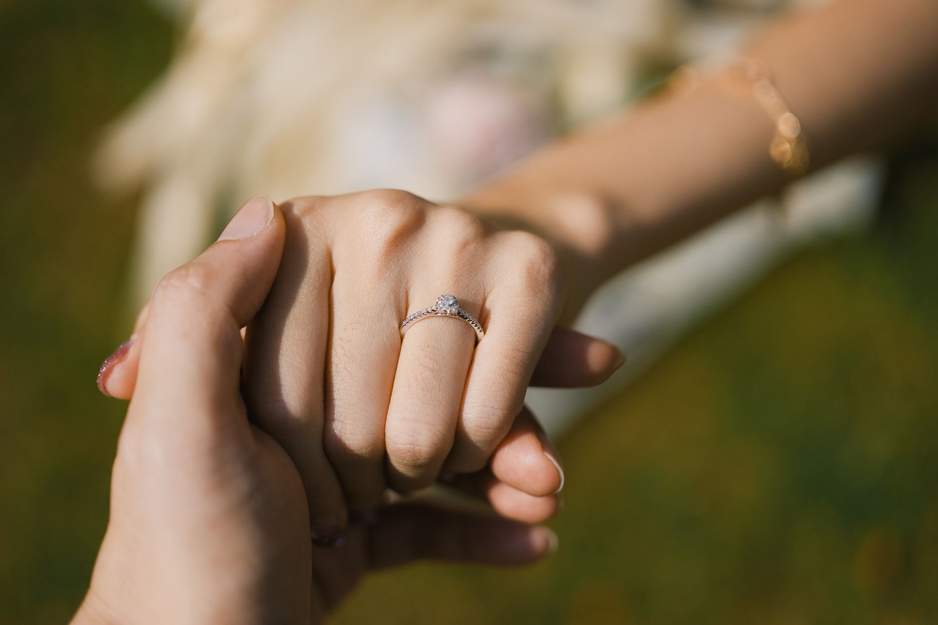 Second-Hand Sparkle: Finding Affordable Engagement Rings for Women