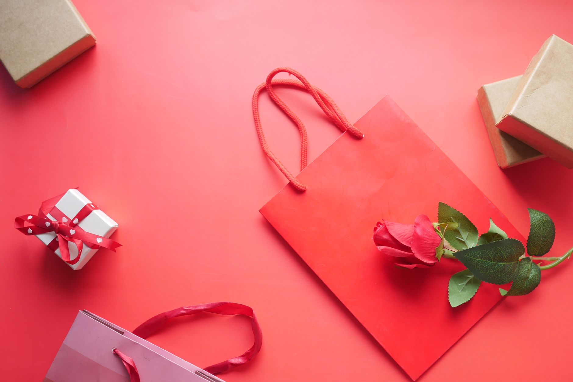 Anniversary Gifts for Women: Top Options You Should Consider