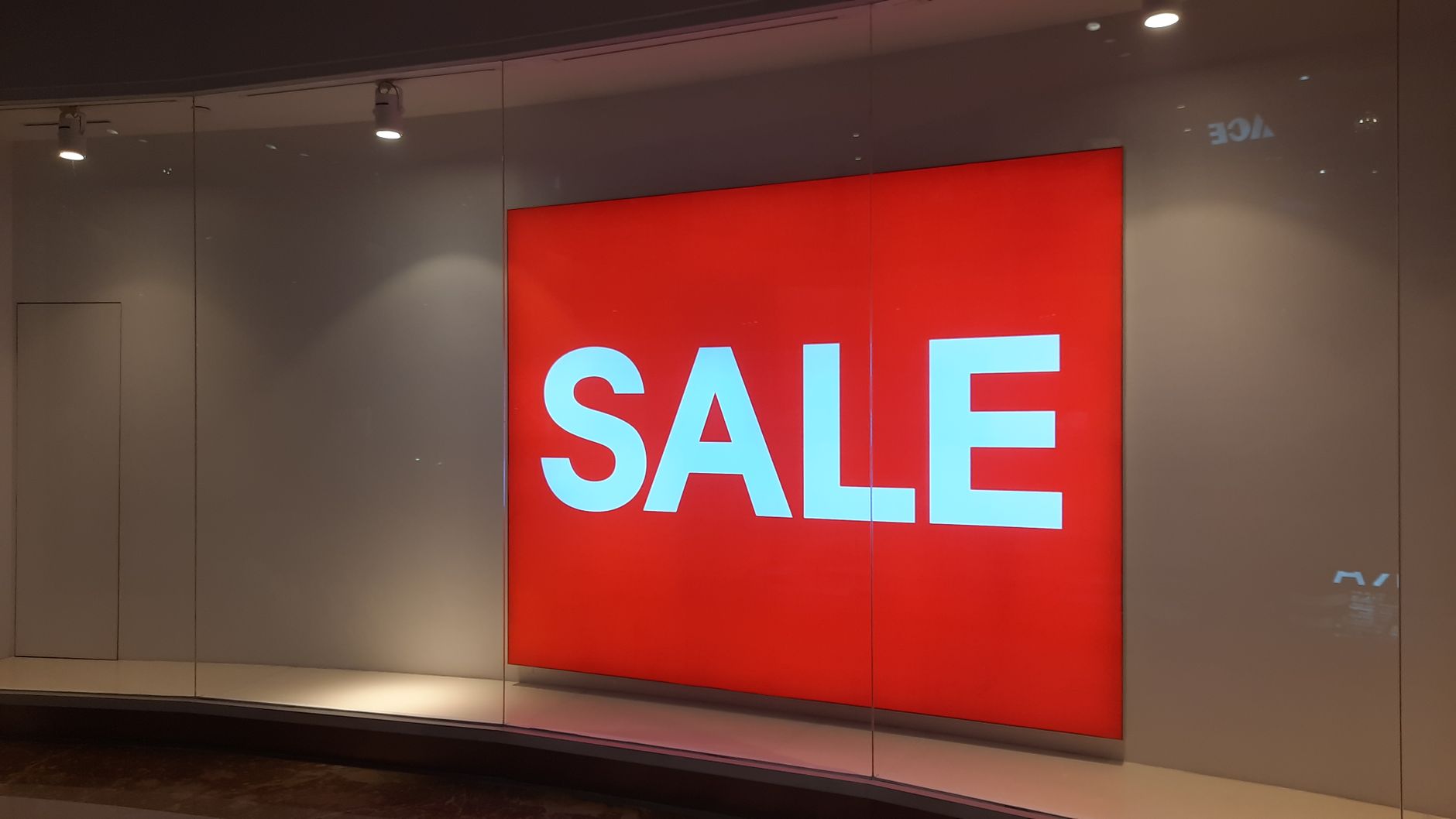 Has E-Commerce Damaged Big Fashion Companies?