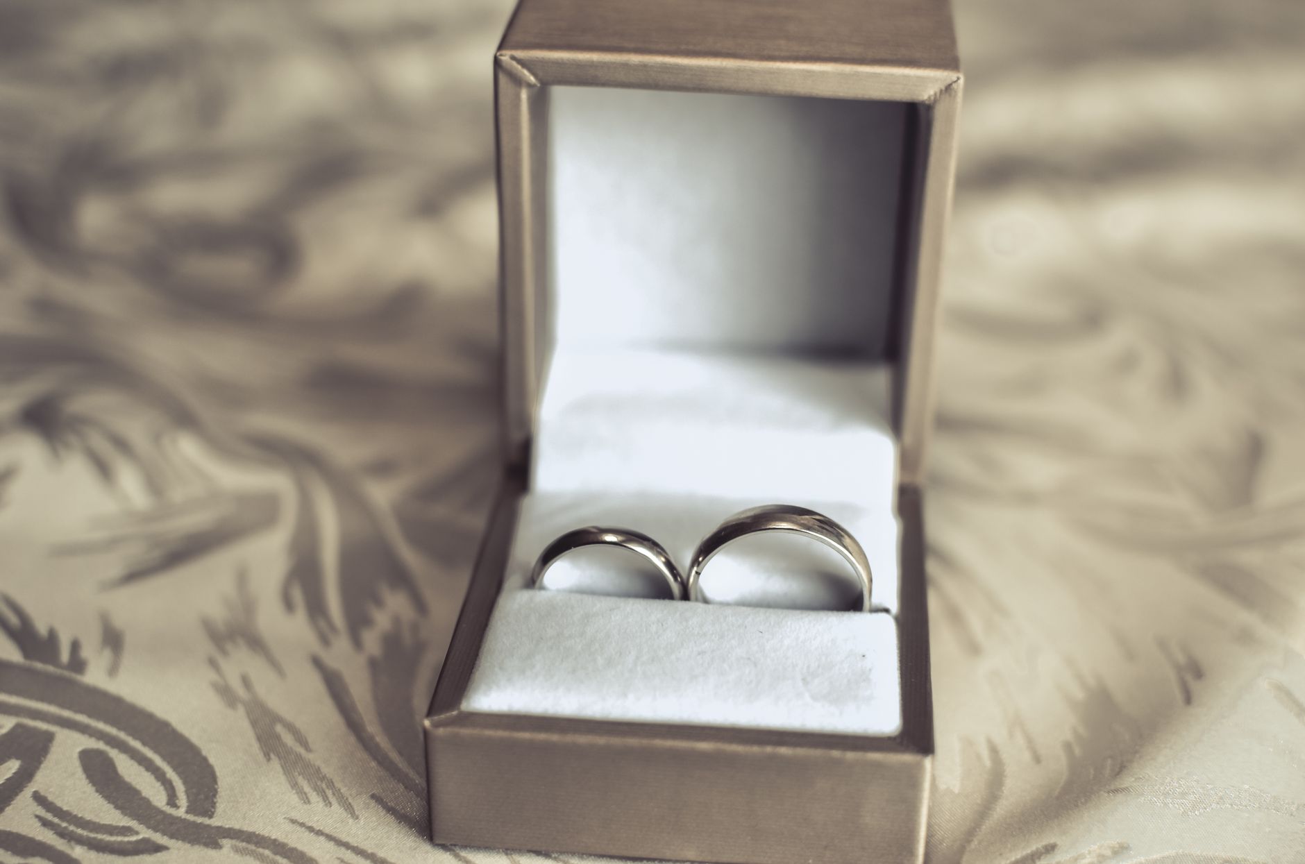 Tong’s Treasures: A Guide to Distinctive Engagement Rings in Birmingham