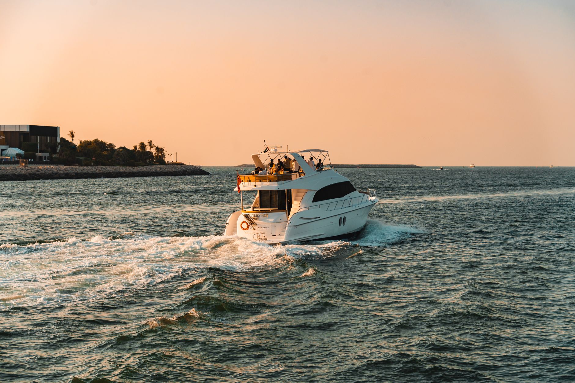 What to Expect When You Charter a Luxury Yacht