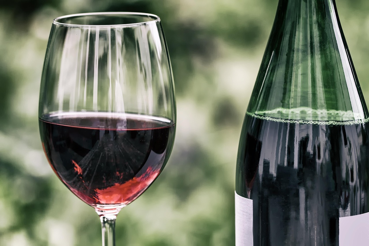 How does temperature influence the conservation and flavour of wine?