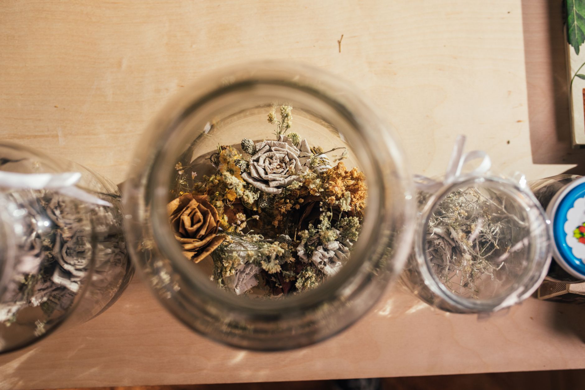 Turn old jars into dried flower lanterns
