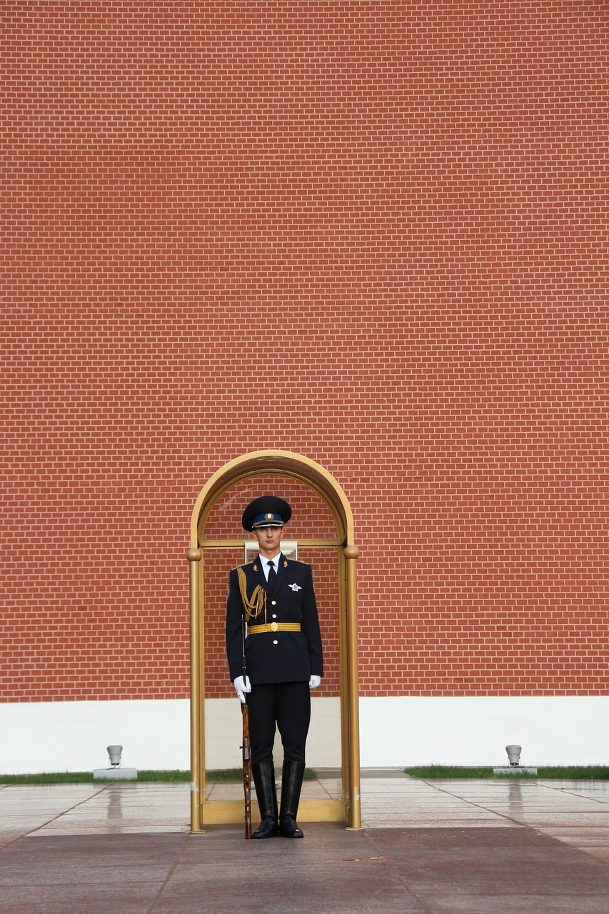 The Role of Security Guards in Improving Home Security