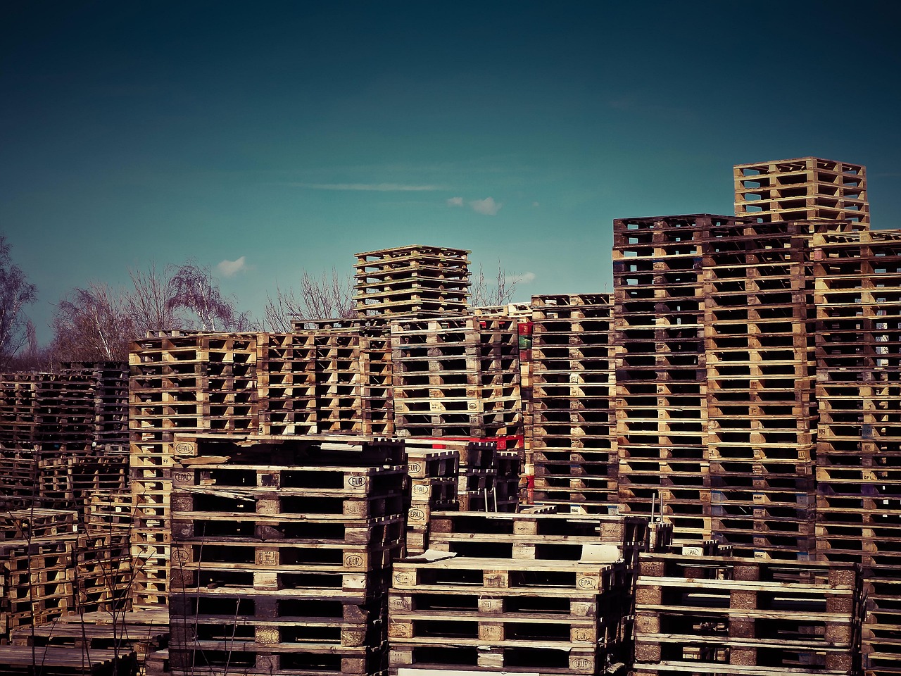 Choosing the Right Pallet Boxes for Efficient Storage