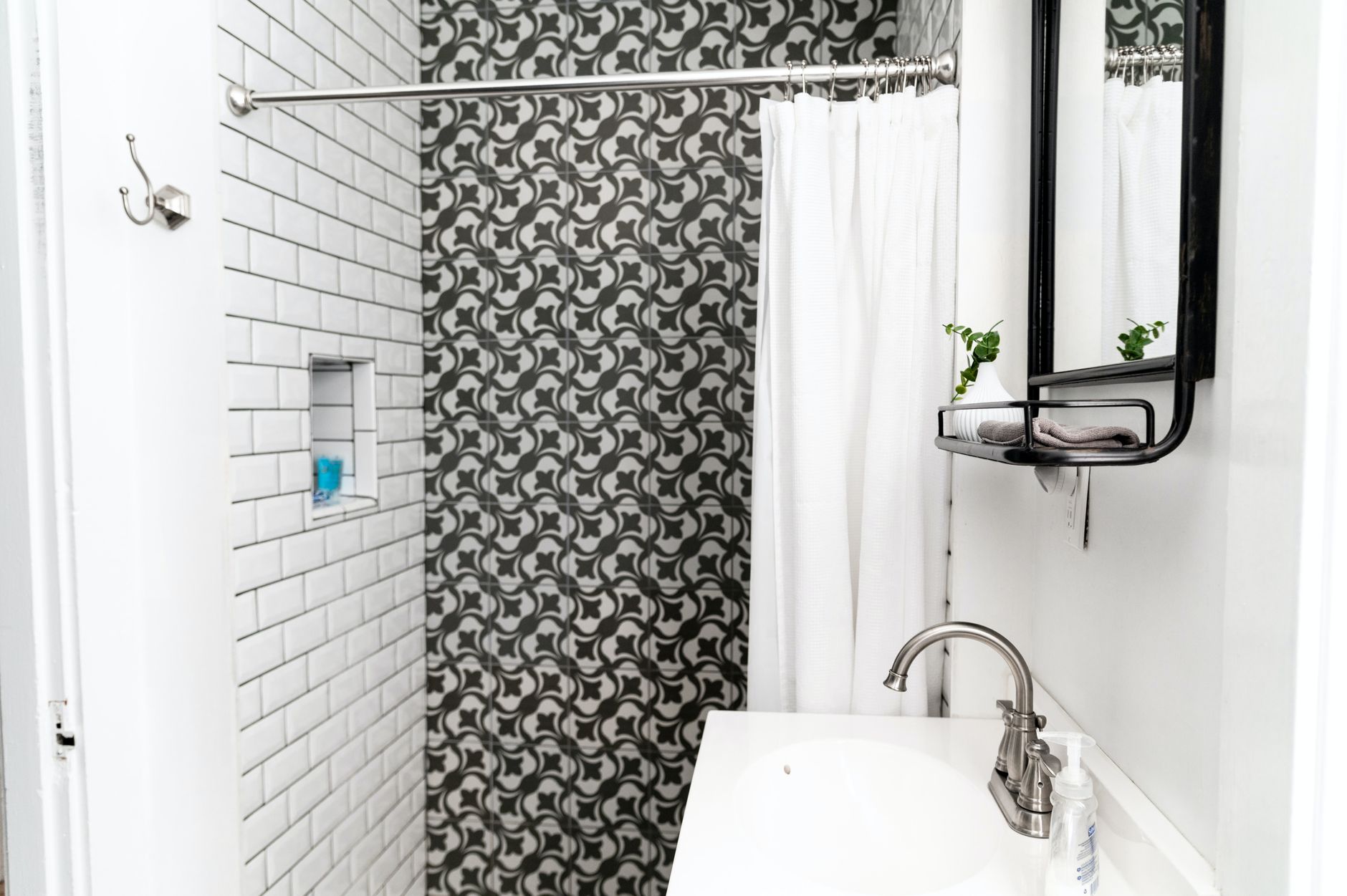 How to Choose Between Shower Curtain and Glass Screen