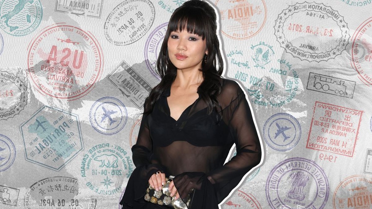 Pop star Rei Ami covers up completely on flights - flight fashion