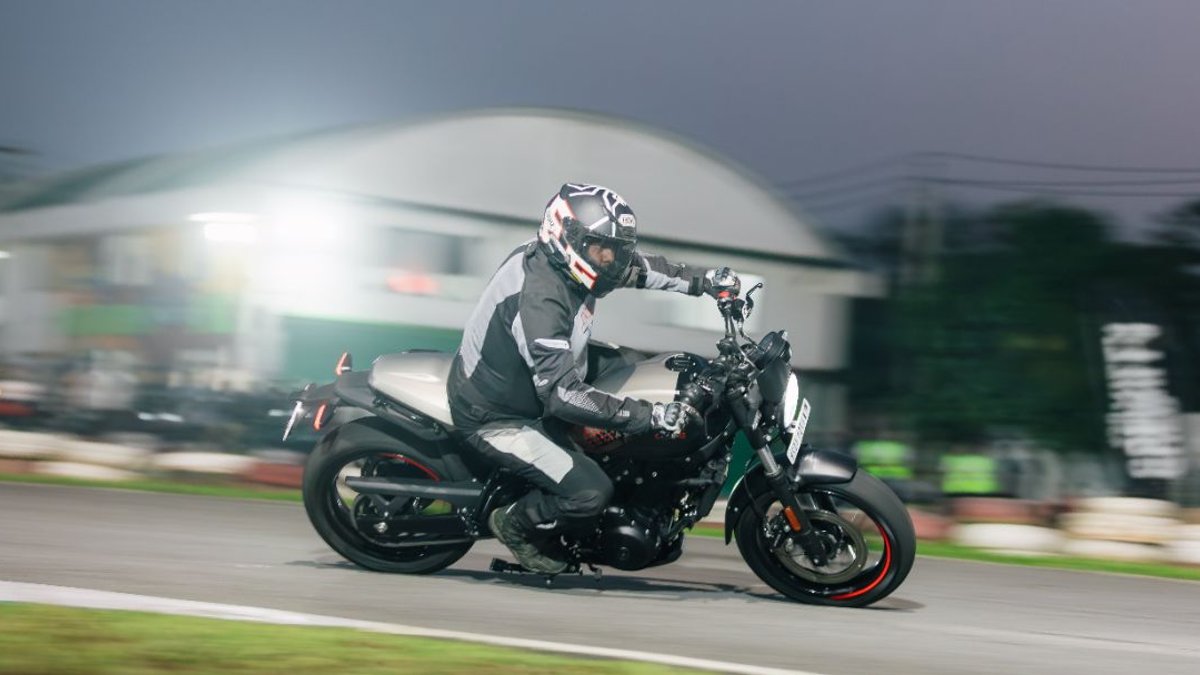 Royal Enfield Guerrilla 450 Apex proves a lean thrill Royal Enfield Guerrilla 450 Apex proves a lean thrill - royal enfield guerrilla 450